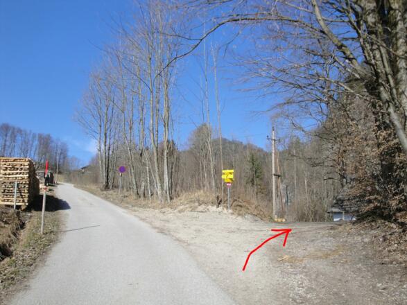 Hier wird die Asphaltstraße in Richtung Klettergarten verlassen.