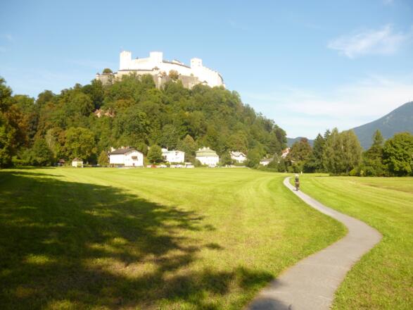 Die Festung Hohensalzburg thront über der Stadt. 