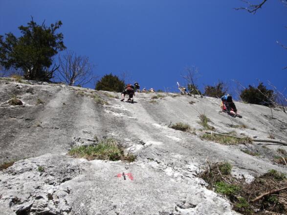 In der schönsten, der 5.Seillänge - die Kletterer rechts befinden sich in der Nachbarroute &quot;Flipperl&quot; (30.3.2014)