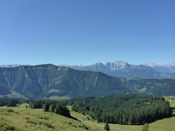 Schlenken und im Hintergrund der Höhe Göll und der Watzmann