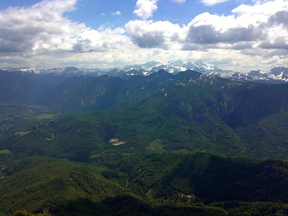 Beim Übergang zum Hainzen - rechts der Hallstättersee mit Dachstein (25. Mai 2012)