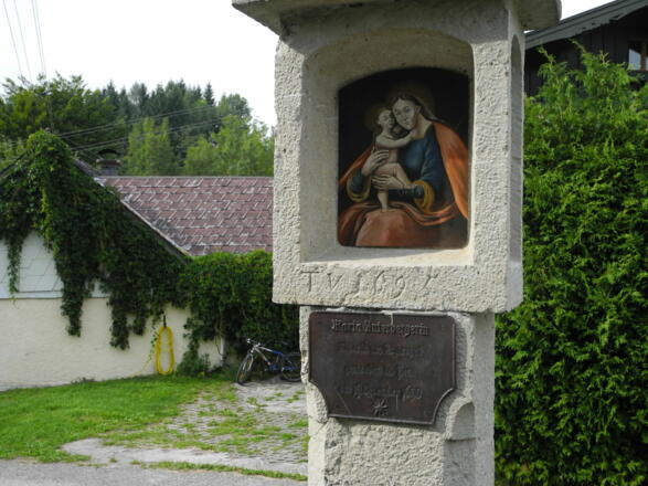 Bei dieser Pestsäule endet der Bachweg, nun folgen wir ein kurzes Stück dem &quot;Römerweg 2&quot;.