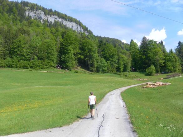 Abzweig links unter der Mühlsteinwand