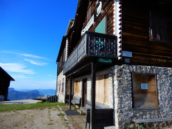 Hotel (außer Betrieb) bei der Haltestelle Schafbergalm