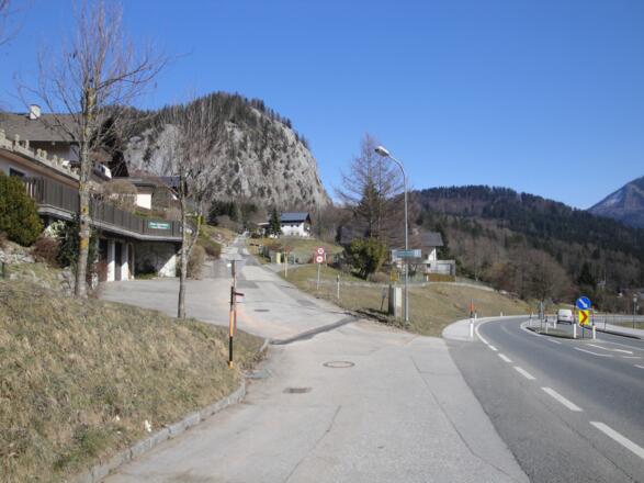Vom Parkplatz folgt man der Asphaltstraße zum Plombergstein (Frühjahr 2014).