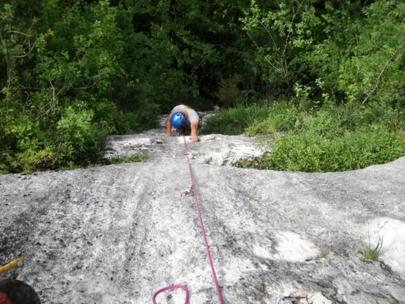 Die 2. Seillänge bietet schöne Plattenkletterei