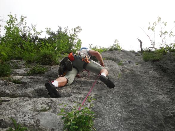 Auch in der 3. Seillänge sind Platten vorherrschend.