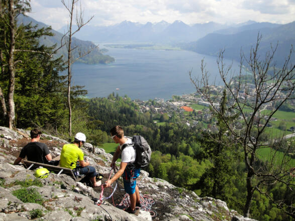 Die Bank beim Ausstieg ist erreicht. Im Hintergrund der Wolfgangsee.