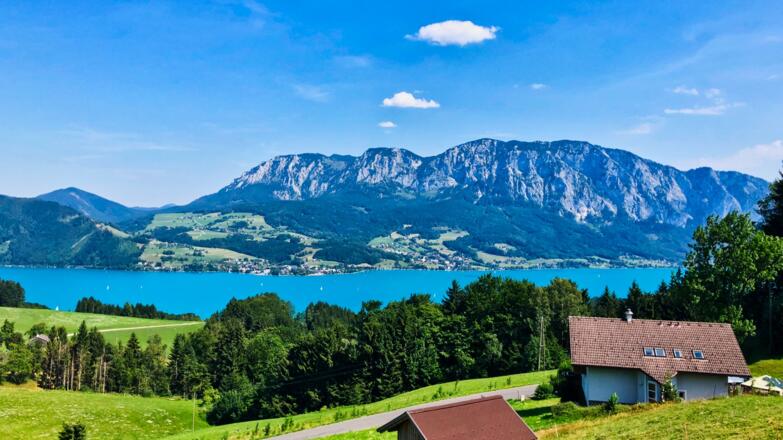 Auffahrt zum Dachsteinblick mit Blick über den Attersee zum Hochlecken