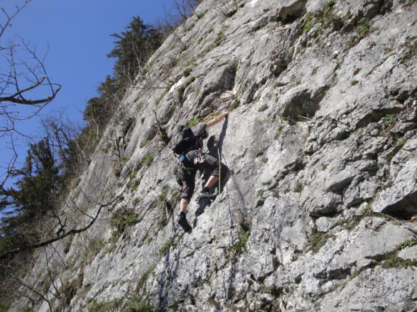 Die 2. Seillänge beginnt bei einem roten Pfeil.