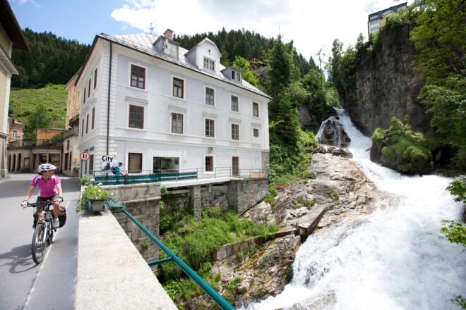 Alpe Adria Radweg in Bad Gastein Bruecke über Gasteiner Wasserfall