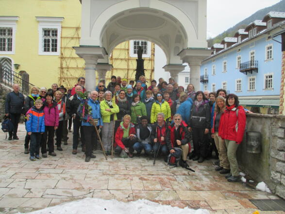 St. Wolfgang, direkt am Ziel/ Wallfahrtskirche: Pilgergruppe am Pilgerbrunnen