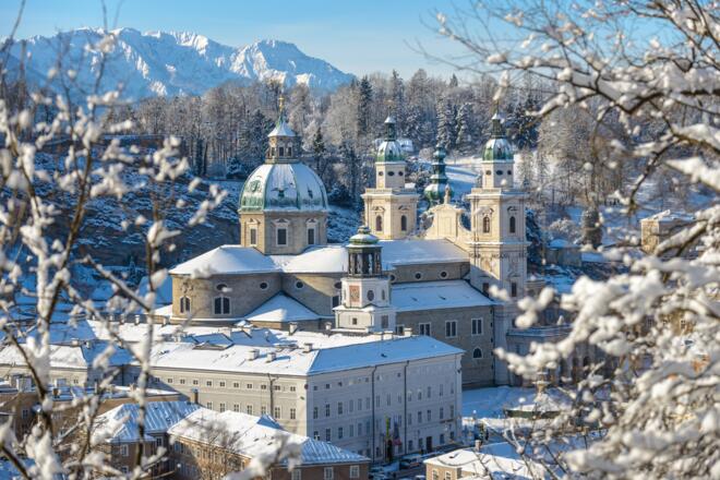 Blick auf den Salzburger Dom (Residenzplatz, Residenzbrunnen, Glockenspiel, Salzburger Museum)