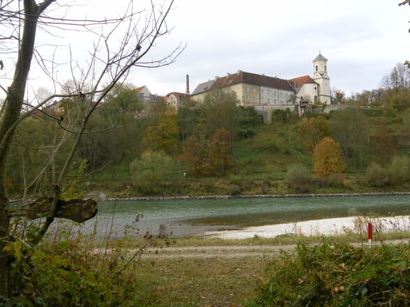 Raitenhaslach am bayrischen Ufer vom Zustieg zum Heilbrünnl