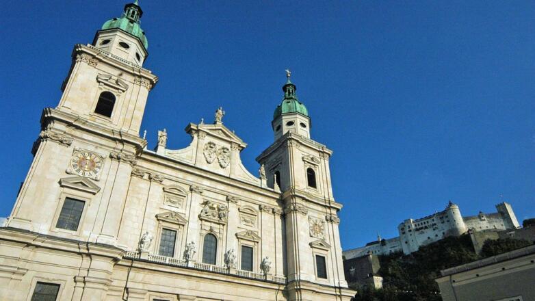 Salzburger Dom mit der Festung im Hintergrund
