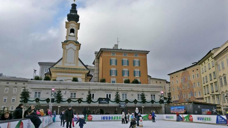 Eislaufen am Mozartplatz
