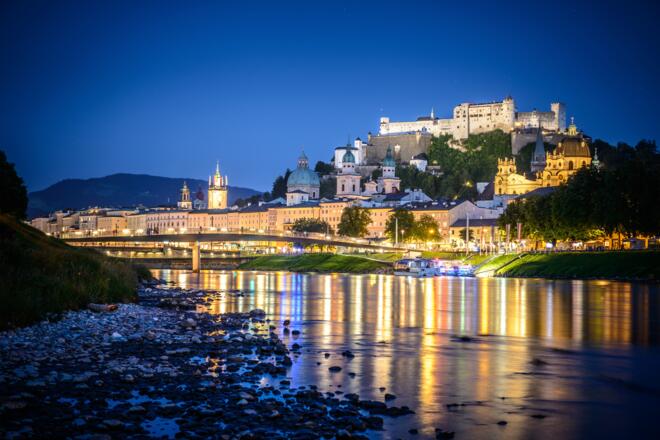 Salzach mit Salzburger Altstadt und Festung Hohensalzburg bei Nacht