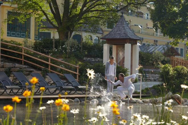 Yoga und Entspannung am 25 Meter langen Schwimmbadeteich