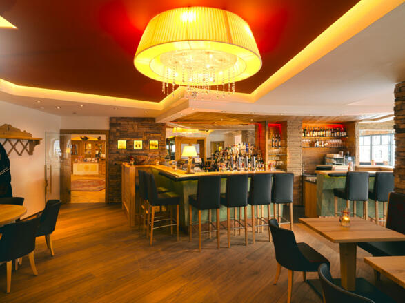 Hotelbar mit Wintergarten und Bergblick