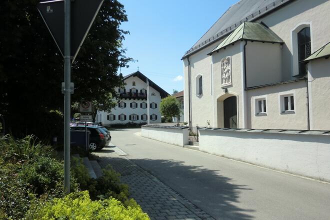 Startplatz in Rimsting: Parkplatz mit Kirche