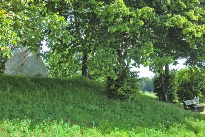 Station 9: Kletter-Findling mit Infotafel