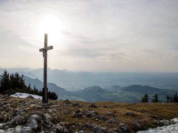 Gipfelkreuz auf dem Hochries hoch über dem Inntal.