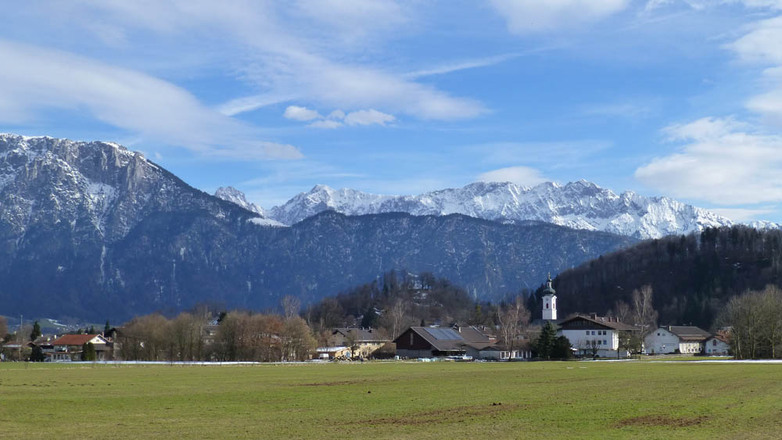 Blick auf Oberaudorf - im Hintergrund der Zahme und der Wilde Kaiser
