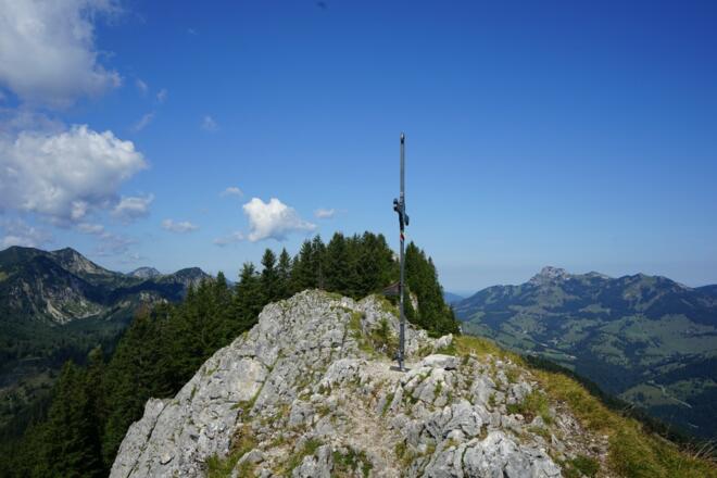 Brünnsteingipfelkreuz mit Blick zum Wendelstein