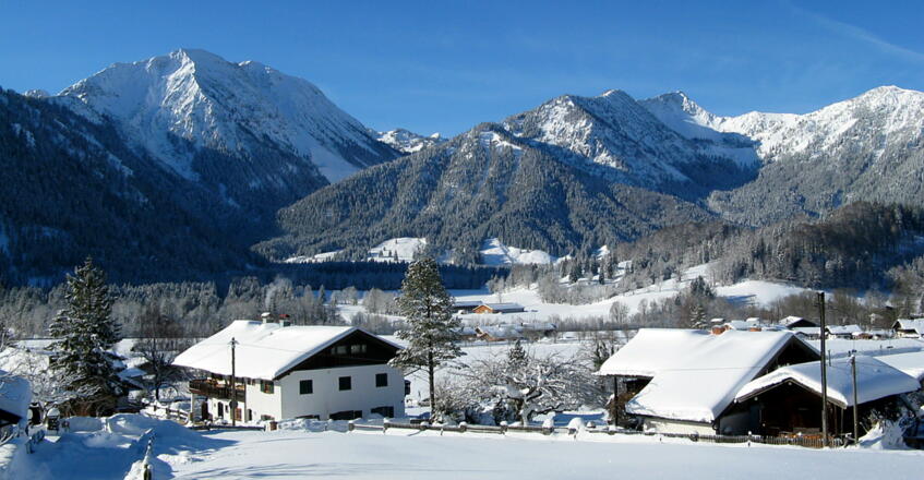 Der Blick geht in die tiefverschneite Landschaft - Hochmiesing und Aiplspitz zeigen sich!