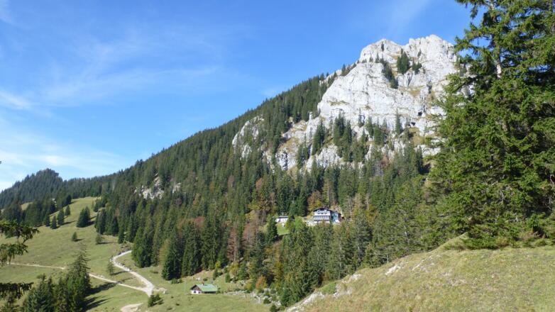 Ansicht Brünnsteingipfel mit Brünnsteinhaus sowie Bergwachthütte