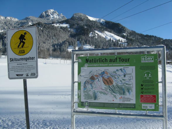 Die Regeln sowohl für &quot;Skitourengehen auf Pisten&quot; als auch für &quot;Natürlich auf Tour&quot; sollten von uns selbstverständlich auch hier beachtet werden!  