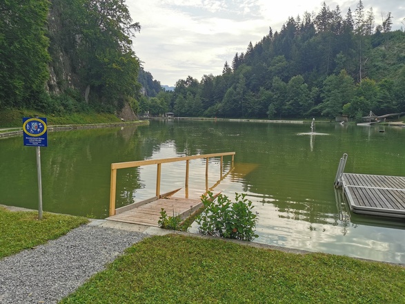 Rampe für den Strandrollstuhl am Luegsteinsee