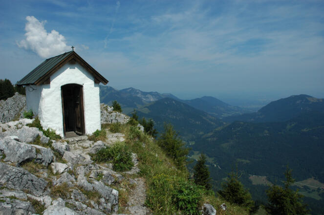 Vom Brünnsteingipfel bietet sich ein Rundumblick in die umgebende Bergwelt.