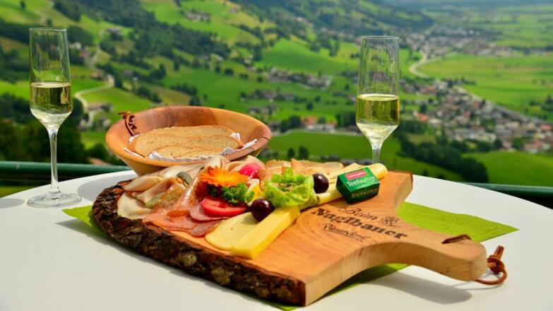 Eine deftige Jause mit atemberaubenden Ausblick über das breite Salzachtal-Bundesstraße!