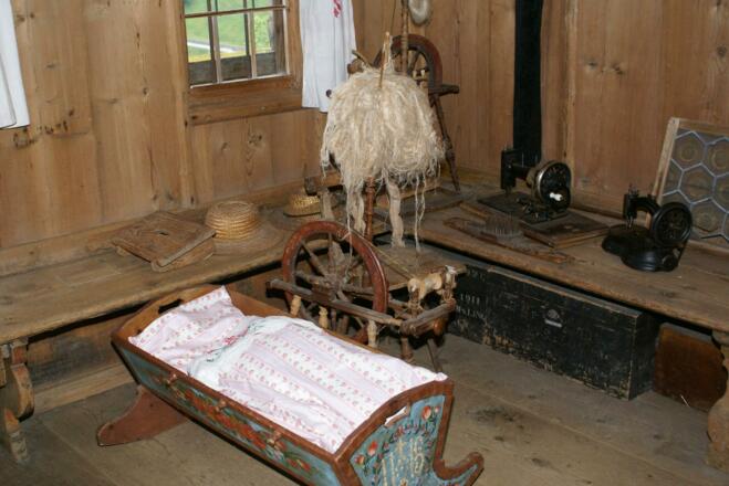 Bergbauernmuseum Inneralpbach Wiege &amp; Webstuhl