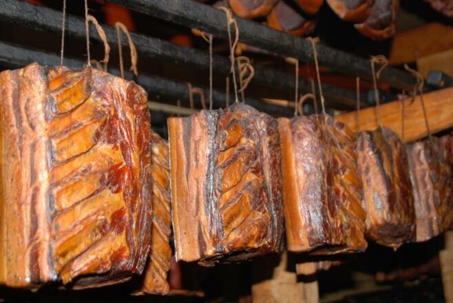 Speck in der Räucherkammer