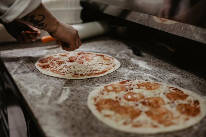 Hausgemachte Pizzas aus dem Steinofen
