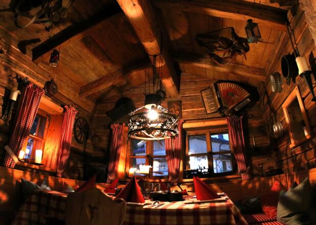 Blick in die Holzfällerhütte beim Hotel Inns Holz Schöneben