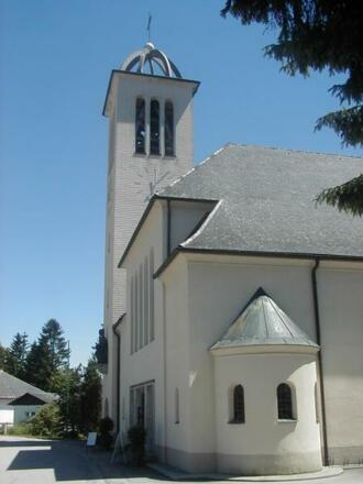 Kirche seitlich mit Taufkapelle