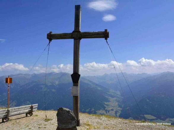 Der Blaser (2.241 m) am Dorf Trins im Wipptal