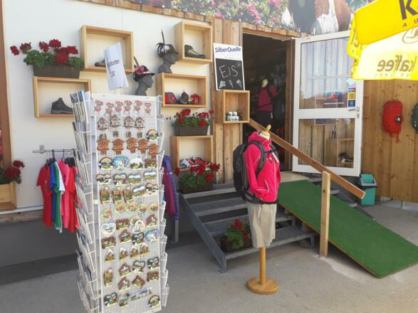 Sortiment vor dem Almshop Wiedersbergerhorn