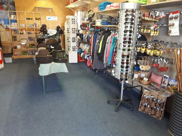 Innenbereich Souvenirs und mehr Almshop Wiedersber