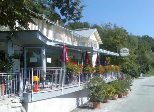 Gastgarten direkt an der Donau