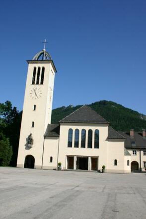 Kirche mit Kirchenplatz