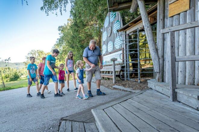 Familie beim Eingang