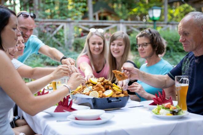 gemütlich Essen im Gastgarten