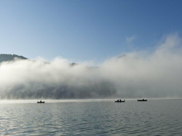 Fischerboote im Nebel