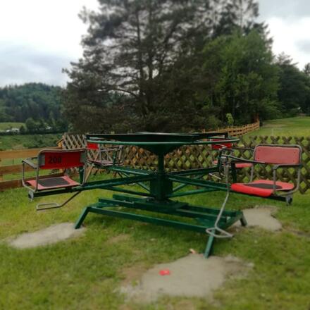 Skisessel-Karussel am Spielplatz Haflingerhof