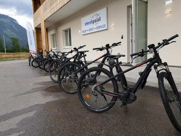 E-bikes vor Geschäft