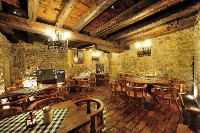 Augustiner Bräu Keller Hall in Tirol